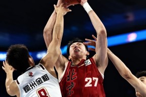 包含今晨突围战来临，山东男篮围绕CBA常规赛防线松动，管理层满意，数据趋势出现新变化的词条